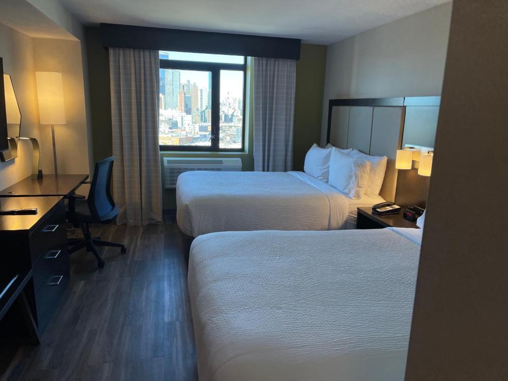 Standard Queen Room with Two Queen Beds and View - Communications/Mobility Accessible interior