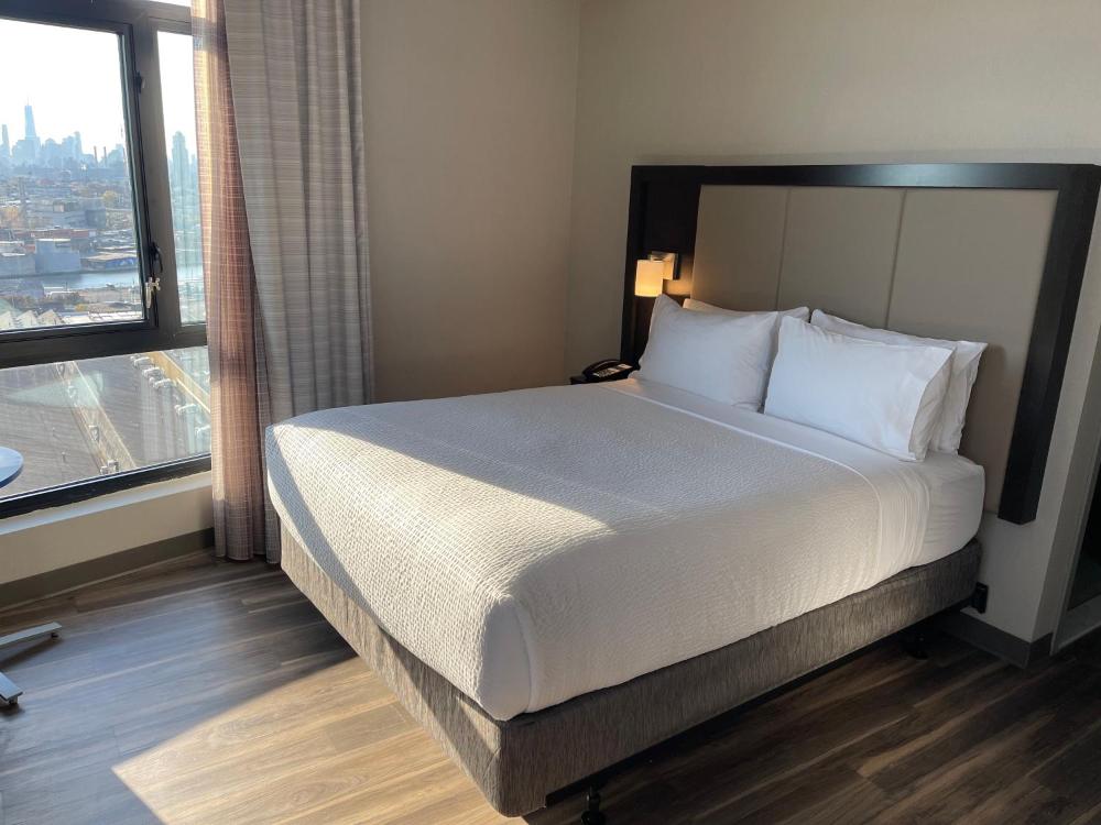 Standard Queen Room with Skyline View interior
