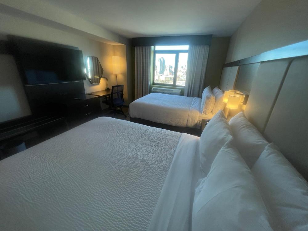 Standard Queen Room with Two Queen Beds and Skyline View interior